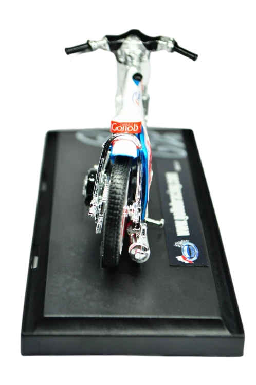 replika-motocykla-gollobracing-04-swc2011-bok.png
